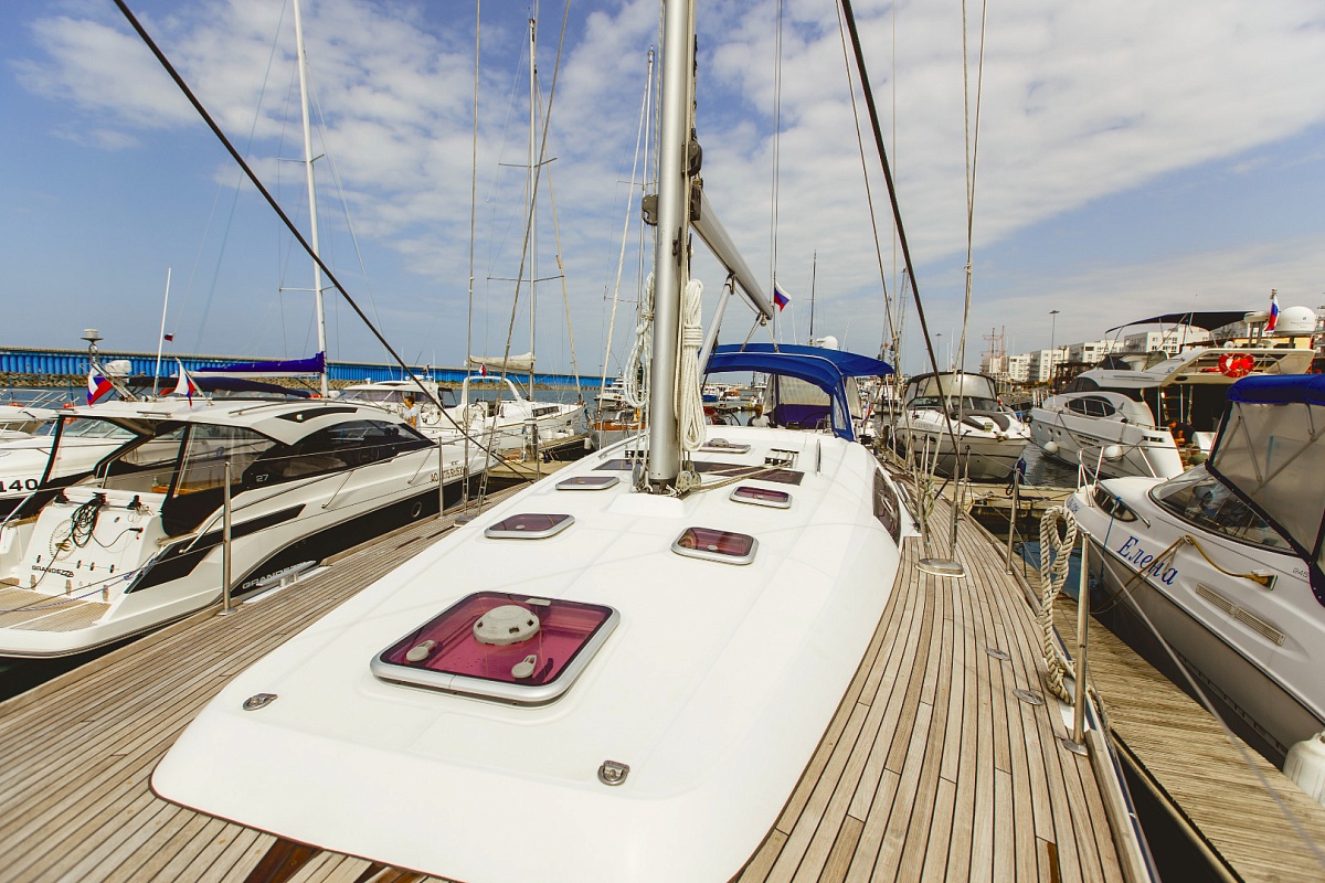 Аренда парусной яхты BENETEAU OCEANIS 50 в Сочи - тиковая палуба